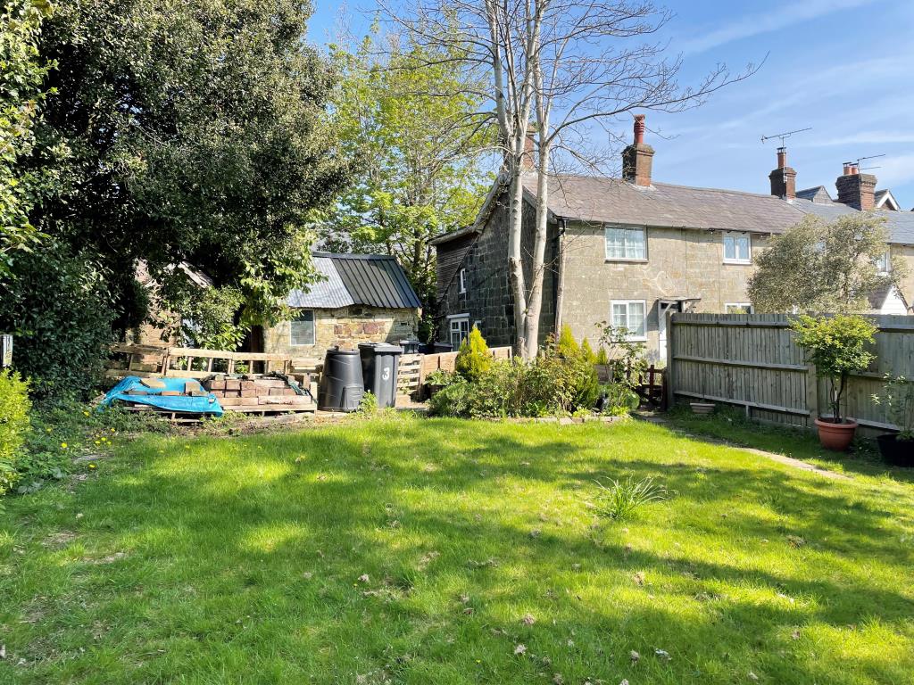 Lot: 25 - CHARACTER COTTAGE WITH GOOD SIZE GARDEN -